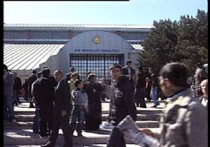 Çocuklar içeride, analar dışarıda ter döktü